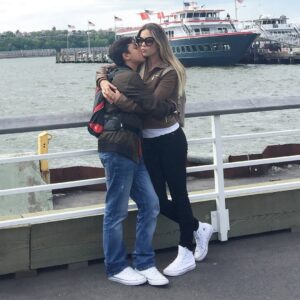 Ximena Duque Instagram - Y así pasaron las horas, los días… y 21 años después, aquí estás, oficialmente cumpliendo la mayoría de edad. Has iniciado un viaje maravilloso, estás conquistando sueños y te has convertido en un hombre maravilloso. 

Miro hacia atrás y, aunque siento que el tiempo se nos escapó entre los dedos, estas fotos me recuerdan que cada instante valió la pena. Recuerdo nuestras luchas, nuestras risas, los momentos difíciles y los inmensamente felices. Ser tu madre ha sido y siempre será una de las mayores bendiciones de mi vida.

¡Felices 21 años, hijo mío @carabiascristan Que Dios y la vida continúen sorprendiéndote con cosas maravillosas. Te mereces lo mejor del mundo. Te amo con todo mi corazón, y aquí estaré, siempre, para ti.

TE AMO ❤️ 

#happybirthday #son #21 #love #teamo❤️ #iloveyou