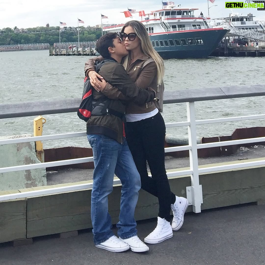 Ximena Duque - 257.7K Likes - Y así pasaron las horas, los días… y 21 años después, aquí estás, oficialmente cumpliendo la mayoría de edad. Has iniciado un viaje maravilloso, estás conquistando sueños y te has convertido en un hombre maravilloso. 

Miro hacia atrás y, aunque siento que el tiempo se nos escapó entre los dedos, estas fotos me recuerdan que cada instante valió la pena. Recuerdo nuestras luchas, nuestras risas, los momentos difíciles y los inmensamente felices. Ser tu madre ha sido y siempre será una de las mayores bendiciones de mi vida.

¡Felices 21 años, hijo mío @carabiascristan Que Dios y la vida continúen sorprendiéndote con cosas maravillosas. Te mereces lo mejor del mundo. Te amo con todo mi corazón, y aquí estaré, siempre, para ti.

TE AMO ❤️ 

#happybirthday #son #21 #love #teamo❤️ #iloveyou