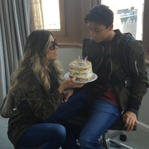 Ximena Duque Instagram - Y así pasaron las horas, los días… y 21 años después, aquí estás, oficialmente cumpliendo la mayoría de edad. Has iniciado un viaje maravilloso, estás conquistando sueños y te has convertido en un hombre maravilloso. 

Miro hacia atrás y, aunque siento que el tiempo se nos escapó entre los dedos, estas fotos me recuerdan que cada instante valió la pena. Recuerdo nuestras luchas, nuestras risas, los momentos difíciles y los inmensamente felices. Ser tu madre ha sido y siempre será una de las mayores bendiciones de mi vida.

¡Felices 21 años, hijo mío @carabiascristan Que Dios y la vida continúen sorprendiéndote con cosas maravillosas. Te mereces lo mejor del mundo. Te amo con todo mi corazón, y aquí estaré, siempre, para ti.

TE AMO ❤️ 

#happybirthday #son #21 #love #teamo❤️ #iloveyou