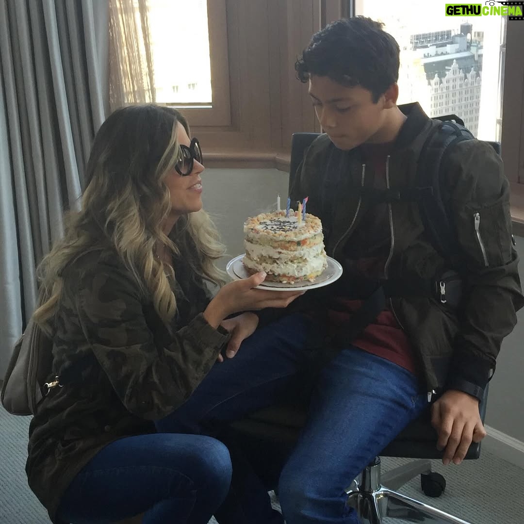 Ximena Duque - 257.7K Likes - Y así pasaron las horas, los días… y 21 años después, aquí estás, oficialmente cumpliendo la mayoría de edad. Has iniciado un viaje maravilloso, estás conquistando sueños y te has convertido en un hombre maravilloso. 

Miro hacia atrás y, aunque siento que el tiempo se nos escapó entre los dedos, estas fotos me recuerdan que cada instante valió la pena. Recuerdo nuestras luchas, nuestras risas, los momentos difíciles y los inmensamente felices. Ser tu madre ha sido y siempre será una de las mayores bendiciones de mi vida.

¡Felices 21 años, hijo mío @carabiascristan Que Dios y la vida continúen sorprendiéndote con cosas maravillosas. Te mereces lo mejor del mundo. Te amo con todo mi corazón, y aquí estaré, siempre, para ti.

TE AMO ❤️ 

#happybirthday #son #21 #love #teamo❤️ #iloveyou