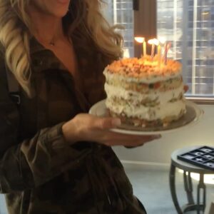 Ximena Duque Instagram - Y así pasaron las horas, los días… y 21 años después, aquí estás, oficialmente cumpliendo la mayoría de edad. Has iniciado un viaje maravilloso, estás conquistando sueños y te has convertido en un hombre maravilloso. 

Miro hacia atrás y, aunque siento que el tiempo se nos escapó entre los dedos, estas fotos me recuerdan que cada instante valió la pena. Recuerdo nuestras luchas, nuestras risas, los momentos difíciles y los inmensamente felices. Ser tu madre ha sido y siempre será una de las mayores bendiciones de mi vida.

¡Felices 21 años, hijo mío @carabiascristan Que Dios y la vida continúen sorprendiéndote con cosas maravillosas. Te mereces lo mejor del mundo. Te amo con todo mi corazón, y aquí estaré, siempre, para ti.

TE AMO ❤️ 

#happybirthday #son #21 #love #teamo❤️ #iloveyou