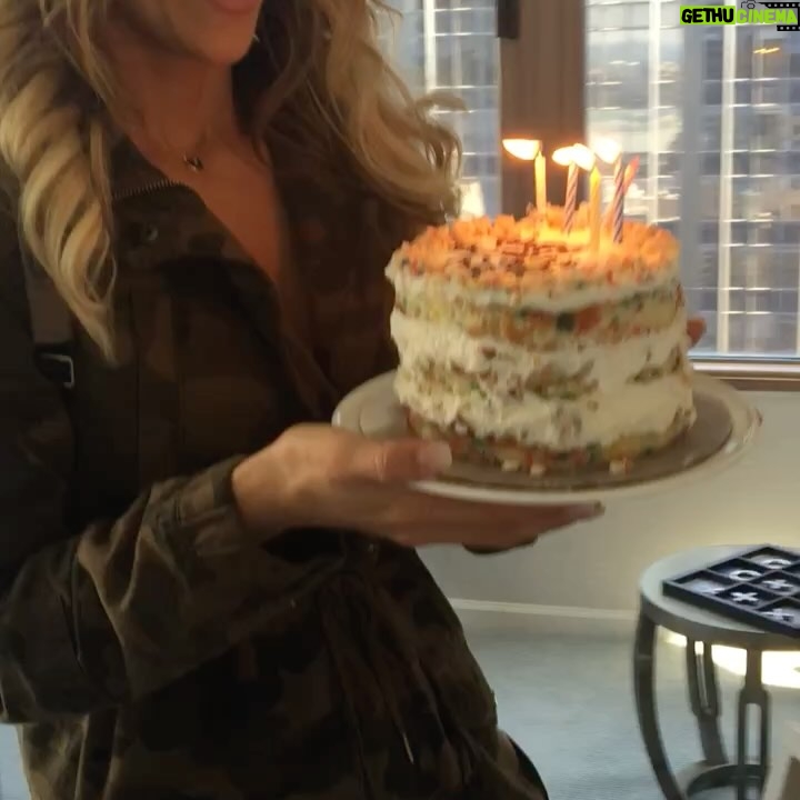 Ximena Duque - 257.7K Likes - Y así pasaron las horas, los días… y 21 años después, aquí estás, oficialmente cumpliendo la mayoría de edad. Has iniciado un viaje maravilloso, estás conquistando sueños y te has convertido en un hombre maravilloso. 

Miro hacia atrás y, aunque siento que el tiempo se nos escapó entre los dedos, estas fotos me recuerdan que cada instante valió la pena. Recuerdo nuestras luchas, nuestras risas, los momentos difíciles y los inmensamente felices. Ser tu madre ha sido y siempre será una de las mayores bendiciones de mi vida.

¡Felices 21 años, hijo mío @carabiascristan Que Dios y la vida continúen sorprendiéndote con cosas maravillosas. Te mereces lo mejor del mundo. Te amo con todo mi corazón, y aquí estaré, siempre, para ti.

TE AMO ❤️ 

#happybirthday #son #21 #love #teamo❤️ #iloveyou