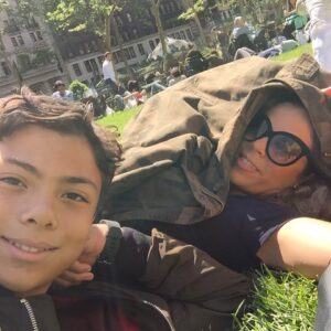 Ximena Duque Instagram - Y así pasaron las horas, los días… y 21 años después, aquí estás, oficialmente cumpliendo la mayoría de edad. Has iniciado un viaje maravilloso, estás conquistando sueños y te has convertido en un hombre maravilloso. 

Miro hacia atrás y, aunque siento que el tiempo se nos escapó entre los dedos, estas fotos me recuerdan que cada instante valió la pena. Recuerdo nuestras luchas, nuestras risas, los momentos difíciles y los inmensamente felices. Ser tu madre ha sido y siempre será una de las mayores bendiciones de mi vida.

¡Felices 21 años, hijo mío @carabiascristan Que Dios y la vida continúen sorprendiéndote con cosas maravillosas. Te mereces lo mejor del mundo. Te amo con todo mi corazón, y aquí estaré, siempre, para ti.

TE AMO ❤️ 

#happybirthday #son #21 #love #teamo❤️ #iloveyou