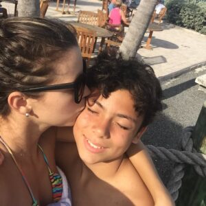 Ximena Duque Instagram - Y así pasaron las horas, los días… y 21 años después, aquí estás, oficialmente cumpliendo la mayoría de edad. Has iniciado un viaje maravilloso, estás conquistando sueños y te has convertido en un hombre maravilloso. 

Miro hacia atrás y, aunque siento que el tiempo se nos escapó entre los dedos, estas fotos me recuerdan que cada instante valió la pena. Recuerdo nuestras luchas, nuestras risas, los momentos difíciles y los inmensamente felices. Ser tu madre ha sido y siempre será una de las mayores bendiciones de mi vida.

¡Felices 21 años, hijo mío @carabiascristan Que Dios y la vida continúen sorprendiéndote con cosas maravillosas. Te mereces lo mejor del mundo. Te amo con todo mi corazón, y aquí estaré, siempre, para ti.

TE AMO ❤️ 

#happybirthday #son #21 #love #teamo❤️ #iloveyou