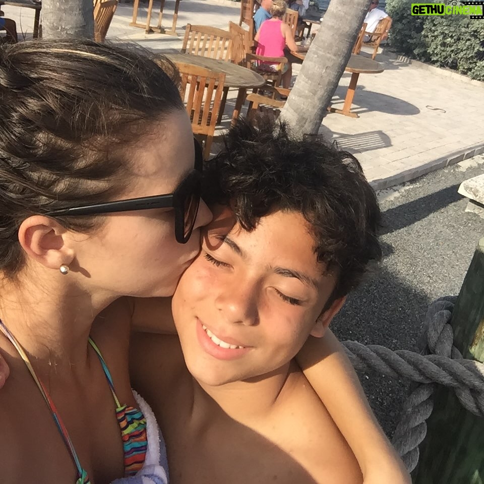 Ximena Duque - 257.7K Likes - Y así pasaron las horas, los días… y 21 años después, aquí estás, oficialmente cumpliendo la mayoría de edad. Has iniciado un viaje maravilloso, estás conquistando sueños y te has convertido en un hombre maravilloso. 

Miro hacia atrás y, aunque siento que el tiempo se nos escapó entre los dedos, estas fotos me recuerdan que cada instante valió la pena. Recuerdo nuestras luchas, nuestras risas, los momentos difíciles y los inmensamente felices. Ser tu madre ha sido y siempre será una de las mayores bendiciones de mi vida.

¡Felices 21 años, hijo mío @carabiascristan Que Dios y la vida continúen sorprendiéndote con cosas maravillosas. Te mereces lo mejor del mundo. Te amo con todo mi corazón, y aquí estaré, siempre, para ti.

TE AMO ❤️ 

#happybirthday #son #21 #love #teamo❤️ #iloveyou