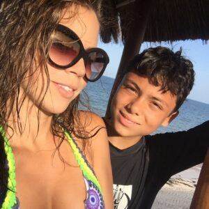 Ximena Duque Instagram - Y así pasaron las horas, los días… y 21 años después, aquí estás, oficialmente cumpliendo la mayoría de edad. Has iniciado un viaje maravilloso, estás conquistando sueños y te has convertido en un hombre maravilloso. 

Miro hacia atrás y, aunque siento que el tiempo se nos escapó entre los dedos, estas fotos me recuerdan que cada instante valió la pena. Recuerdo nuestras luchas, nuestras risas, los momentos difíciles y los inmensamente felices. Ser tu madre ha sido y siempre será una de las mayores bendiciones de mi vida.

¡Felices 21 años, hijo mío @carabiascristan Que Dios y la vida continúen sorprendiéndote con cosas maravillosas. Te mereces lo mejor del mundo. Te amo con todo mi corazón, y aquí estaré, siempre, para ti.

TE AMO ❤️ 

#happybirthday #son #21 #love #teamo❤️ #iloveyou