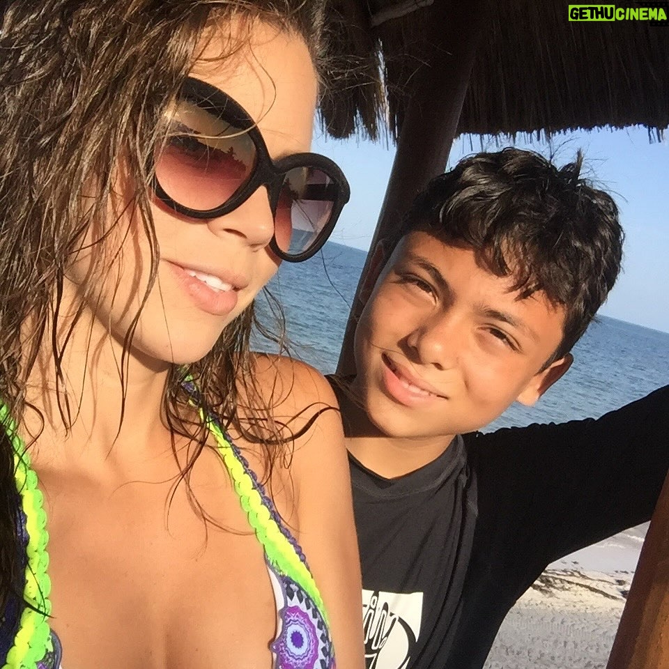 Ximena Duque - 257.7K Likes - Y así pasaron las horas, los días… y 21 años después, aquí estás, oficialmente cumpliendo la mayoría de edad. Has iniciado un viaje maravilloso, estás conquistando sueños y te has convertido en un hombre maravilloso. 

Miro hacia atrás y, aunque siento que el tiempo se nos escapó entre los dedos, estas fotos me recuerdan que cada instante valió la pena. Recuerdo nuestras luchas, nuestras risas, los momentos difíciles y los inmensamente felices. Ser tu madre ha sido y siempre será una de las mayores bendiciones de mi vida.

¡Felices 21 años, hijo mío @carabiascristan Que Dios y la vida continúen sorprendiéndote con cosas maravillosas. Te mereces lo mejor del mundo. Te amo con todo mi corazón, y aquí estaré, siempre, para ti.

TE AMO ❤️ 

#happybirthday #son #21 #love #teamo❤️ #iloveyou