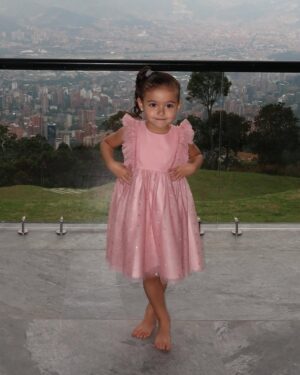 Ximena Duque Instagram - Enero y febrero, dos de mis meses favoritos… ✨ Porque en estos meses celebramos la vida de mis princesas, las niñas que soñé y que papá Dios me regaló… 

🎉 ¡Feliz cumpleaños, @skyeadkins_3 🎉 Hoy celebramos tu vida desde un lugar mágico, tal como tú lo eres. Mi amor, tu dulzura y tu personalidad me atrapan más cada día. Desde el primer segundo en que te vi, supe que mi corazón te pertenecería para siempre. Gracias por tu amor puro e incondicional, por tus locuras que me llenan de risas y por esa luz tan especial que solo tú tienes.

🌙 @lunaadkins3 mi princesa hermosa… No puedo creer que ya tienes siete años y puedo asegurarte que desde que naciste, cambiaste mi vida para siempre. Gracias por escogerme como tu mamita, que afortunada soy y mas de ver la niña en la que te has convertido, que orgullosa me siento. Tu ternura, tu corazón y tu esencia son más grandes de lo que cualquiera puede imaginar. Nunca cambies ese ser tan maravilloso que eres. 

Mis princesas, las amo con todo mi corazón. Espero compartir con ustedes muchos, muchísimos años más, viendo sus sonrisas iluminar mi vida. Que papá Dios me las llene de salud, amor y bendiciones hoy y siempre. 

#luna #skye #7 #4 #daugthers #love #my #babygirls #princess