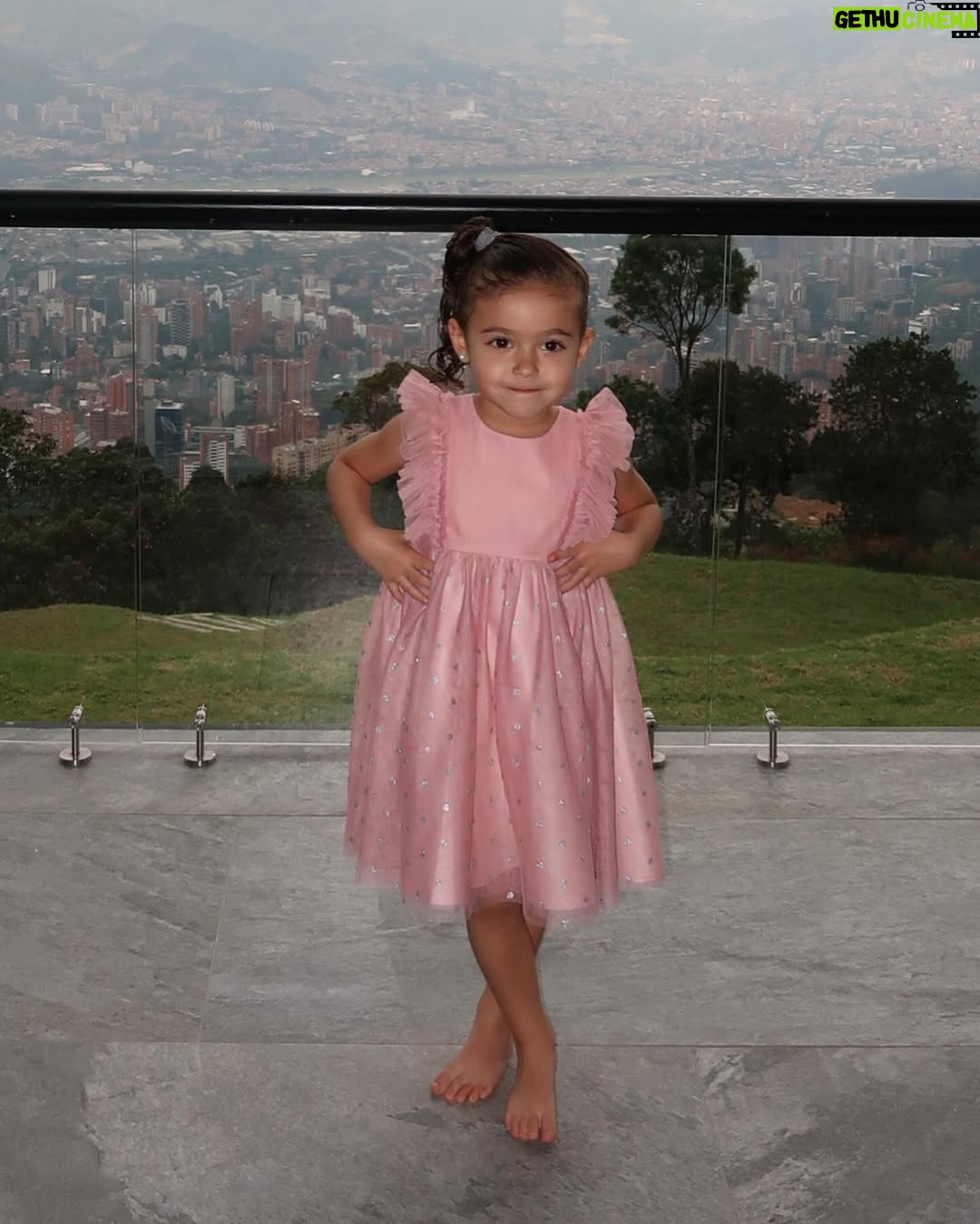 Ximena Duque - 139.2K Likes - Enero y febrero, dos de mis meses favoritos… ✨ Porque en estos meses celebramos la vida de mis princesas, las niñas que soñé y que papá Dios me regaló… 

🎉 ¡Feliz cumpleaños, @skyeadkins_3 🎉 Hoy celebramos tu vida desde un lugar mágico, tal como tú lo eres. Mi amor, tu dulzura y tu personalidad me atrapan más cada día. Desde el primer segundo en que te vi, supe que mi corazón te pertenecería para siempre. Gracias por tu amor puro e incondicional, por tus locuras que me llenan de risas y por esa luz tan especial que solo tú tienes.

🌙 @lunaadkins3 mi princesa hermosa… No puedo creer que ya tienes siete años y puedo asegurarte que desde que naciste, cambiaste mi vida para siempre. Gracias por escogerme como tu mamita, que afortunada soy y mas de ver la niña en la que te has convertido, que orgullosa me siento. Tu ternura, tu corazón y tu esencia son más grandes de lo que cualquiera puede imaginar. Nunca cambies ese ser tan maravilloso que eres. 

Mis princesas, las amo con todo mi corazón. Espero compartir con ustedes muchos, muchísimos años más, viendo sus sonrisas iluminar mi vida. Que papá Dios me las llene de salud, amor y bendiciones hoy y siempre. 

#luna #skye #7 #4 #daugthers #love #my #babygirls #princess