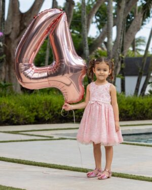Ximena Duque Instagram - Enero y febrero, dos de mis meses favoritos… ✨ Porque en estos meses celebramos la vida de mis princesas, las niñas que soñé y que papá Dios me regaló… 

🎉 ¡Feliz cumpleaños, @skyeadkins_3 🎉 Hoy celebramos tu vida desde un lugar mágico, tal como tú lo eres. Mi amor, tu dulzura y tu personalidad me atrapan más cada día. Desde el primer segundo en que te vi, supe que mi corazón te pertenecería para siempre. Gracias por tu amor puro e incondicional, por tus locuras que me llenan de risas y por esa luz tan especial que solo tú tienes.

🌙 @lunaadkins3 mi princesa hermosa… No puedo creer que ya tienes siete años y puedo asegurarte que desde que naciste, cambiaste mi vida para siempre. Gracias por escogerme como tu mamita, que afortunada soy y mas de ver la niña en la que te has convertido, que orgullosa me siento. Tu ternura, tu corazón y tu esencia son más grandes de lo que cualquiera puede imaginar. Nunca cambies ese ser tan maravilloso que eres. 

Mis princesas, las amo con todo mi corazón. Espero compartir con ustedes muchos, muchísimos años más, viendo sus sonrisas iluminar mi vida. Que papá Dios me las llene de salud, amor y bendiciones hoy y siempre. 

#luna #skye #7 #4 #daugthers #love #my #babygirls #princess