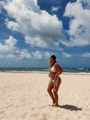Yahaira Plasencia Instagram - Entre el sol, la arena y las buenas vibras ☀️🏖️🌊👙