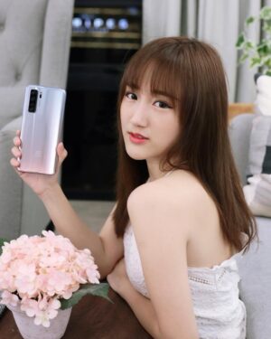 Yang Bao Bei Instagram - 特别喜欢全新Huawei Nova 7 系列的颜色 ❤️ 闪耀动人🌈
华为nova 7 SE,只需RM1,499! 6月19日全国正式发售*。同庆2020华为AppGallery嘉年华,购买华为产品而有机会赢取总值高达RM2,000,000的奖品*! 了解更多关于华为nova 7 SE: https://bit.ly/HUAWEInova7SEMY
或了解其他华为产品:https://bit.ly/HWnewarrivalsjune
#HUAWEI #nova7 #nova7se @huaweimobilemy