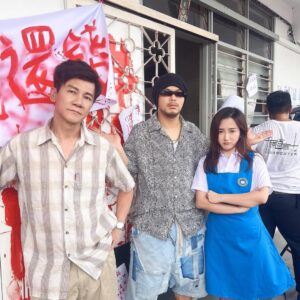 Yang Bao Bei Instagram - 被大耳窿威脅,被大耳窿淋紅漆,也曾經差點被強姦,被幾個男人一起爆打的時候…深夜的時候只剩下死路一條… 這些都是我確確實實經歷過的真實事件。
最痛苦的時間已經過去了…
在這裏 我想跟黃明志哥說一聲謝謝。 @nameweephoto
過去的兩年,我知道自己因為賭博而犯下了滔天大罪,所有的細節發生的時候就像一個漩渦,一個洞這樣,蓋了又有新的出現,永遠都蓋不完。失去了一切,得到了報應,也曾經哭過、恨過、痛過,最後也覺得無所謂了。
自己已經失去了表達的能力。在所有的曾經的朋友都選擇了放棄了墮落的我之後,只想謝謝那位還當我是朋友還會給我幾句雪中送炭的話的明志哥,也謝謝他信守承諾,說過有作品的時候,會給我機會演出一個作品,謝謝他讓我稍微能感受到自己還是一個平凡人… 是個慢慢在恢復的正常人。
我不需要賣慘,也不需要炒流量,因為我在這兩年已經振作了起來,也終於把對自己傷害過的粉絲的欠債慢慢還清。
謝謝你為這個社會做出了一個這麼正能量的作品。明明我是個爛人,但是你們沒有鄙視我。也謝謝王雷大哥願意參與這次的演出。
這是一個很有意義、很正能量的作品,希望大家可以抱著一個觀賞作品的心態去看完整部Mv 《二十樓》 歌也很好聽,也拍出了我們賭徒失敗時候的痛苦心聲。
@lei.wang
王雷大哥曾經經歷過一樣痛苦不堪的日子,被賭癮折磨的很辛苦,好不容易才走出來的他也跟我分享了很多他走出來的秘訣。謝謝他… 做了我們一個榜樣,成為了現在的超hoseh的賣魚哥。
希望大家多多分享!❤️🙏
最後,預祝大家新年快樂!