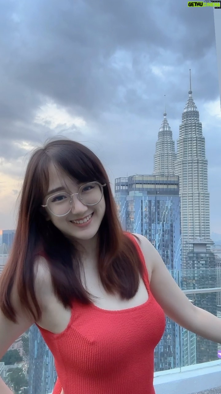 Yang Bao Bei - 9.3K Likes - Happy New Year 🍀  看到美景想拍照还是要努力憋气憋气