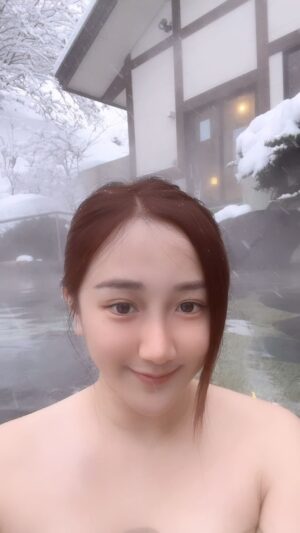 Yang Bao Bei Instagram - 去年的今天 ❤️ 寒冬里的温泉 ♨️ 一生人一定要去一次❄️😇