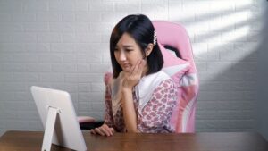 Yang Bao Bei Instagram - 最近出门都懒惰化妆 被人说憔悴了很多 还不是因为妆花了 感觉白化!😫
但是我发现了Ms Pui Yi Cosmetic的口红💄不但防水、防脱妆、不粘而且快干很滑很好涂!最重要的是口红完全不会沾到口罩上!😍😍😍
完全解决了我出门尴尬的问题!
🤝 Ms Pui Yi Cosmetic最近推出了一系列的口红【Passion | Foreplay | Filthy | Cheeky | Fruity | Skin | Sugar | Risque | Player】多样选择 不同风格 💋 她们还有Lip Gloss哟,也是近期的新品!
她们新推出的口红那么好用!你一定觉得很贵!💰但是没想到价钱很合理而且品质还有一定的保证 💯
在这个时代!口红绝对是我们展现出自己的最佳选择。
✍️现在在Shopee就可以找到Ms Pui Yi Cosmetics的口红咯 🤩
赶紧去了解更多!找到适合自己的口红 ❤️❤️❤️
@mspuiyicosmetics
#MsPuiYiCosmetics #UnleashYourDesiredPleasure