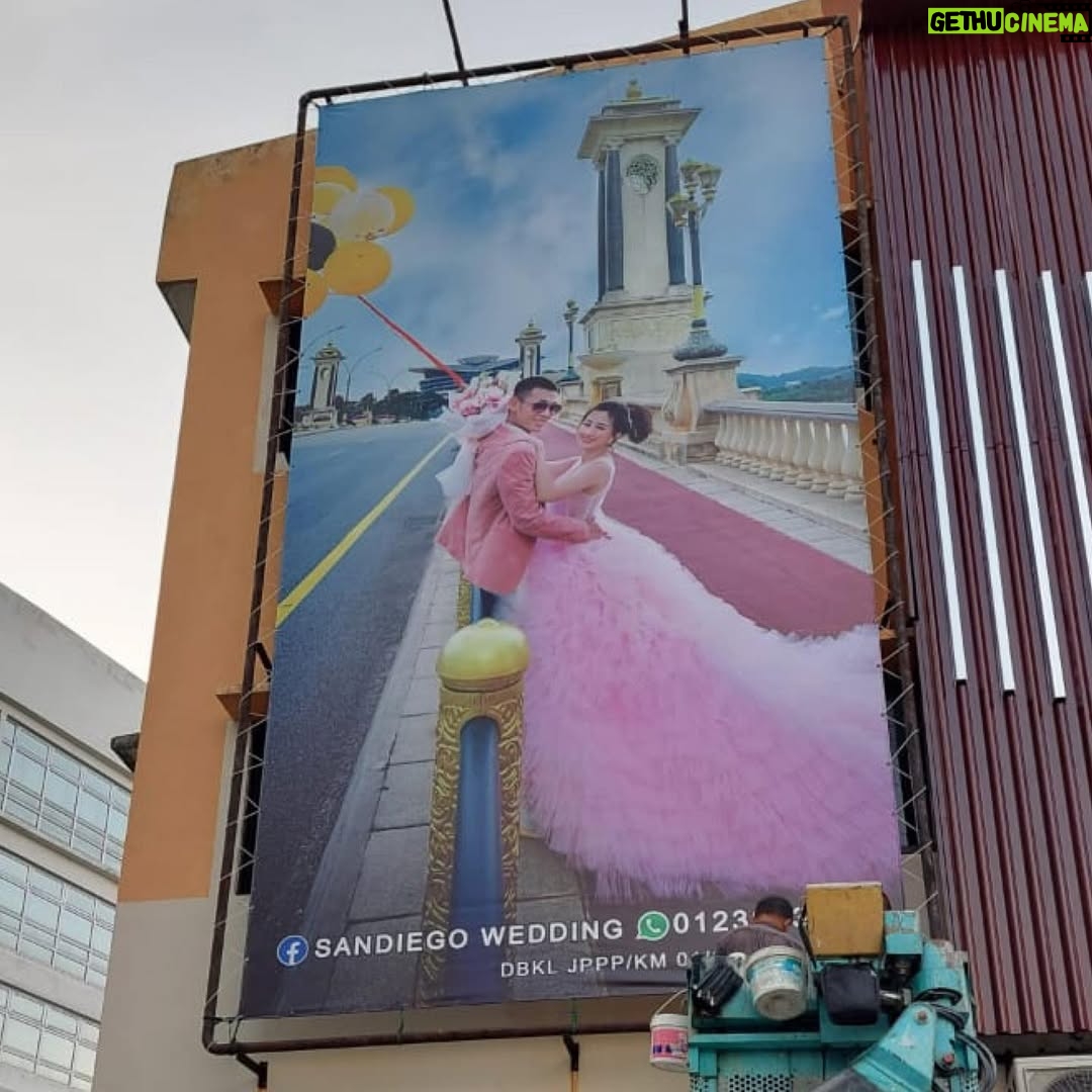 Yang Bao Bei - 5.9K Likes - 人生的第一個大Billboard 廣告 🪧✌️

夢想實現了 謝謝 Sandiego Wedding給我這個機會 

以為自己出事後不會再完成這個夢想 

謝謝還願意用我的廠商 願意給我的廠商 

只要你願意給機會 ，我都會好好完成工作給您 ！

Ps:// 我沒對象 也不想唯一的billboard也要跟律師拍😭所以謝謝 @tokok0575 願意來幫忙我拍攝🎬 謝謝他的女朋友允許✅