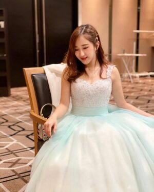 Yang Bao Bei Instagram - 出席一个活动,大家都穿比较轻便
我心想我是不是穿得太隆重了?
朋友:“没事,好过你没穿衣。”😝 还是喜欢的 🥰