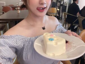 Yang Bao Bei Instagram - 520 快樂 !❤️ 今年很開心還是和喜歡的朋友一起度過喔!🌹
給大家推薦一下我在JB 吃了喝了很好玩的地方 🍺🍻
要喝酒一定來 @lacasa.barrestaurant mention YBB可以獲得免費Honey Beer一杯 保證好喝🥰甜甜蜜蜜 !環境舒服美麗高級又價格合理😊
喝完酒不要忘記來吃 @beehive_honeycafe 的美味蛋糕!我100% 推薦!入口即化!無敵好吃!