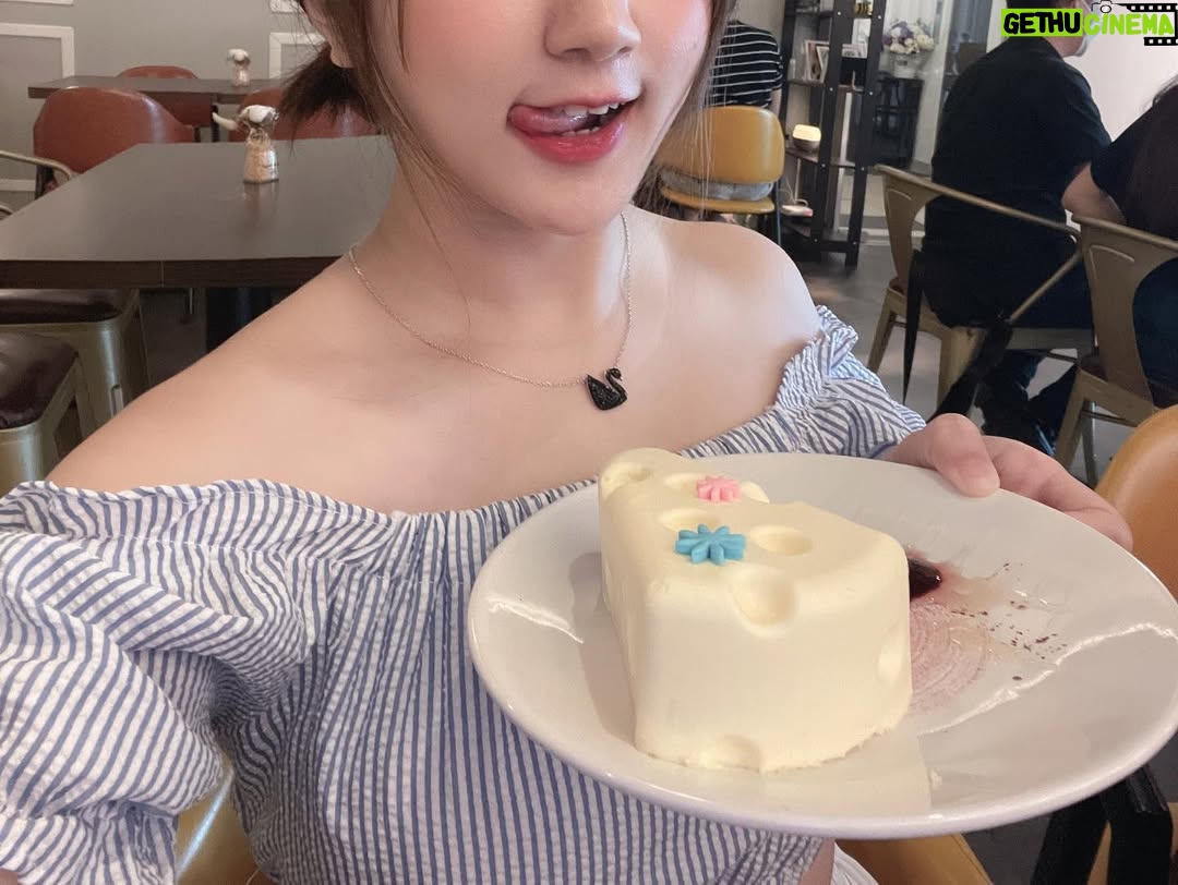 Yang Bao Bei - 7.6K Likes - 520 快樂 ！❤️ 今年很開心還是和喜歡的朋友一起度過喔！🌹

給大家推薦一下我在JB 吃了喝了很好玩的地方 🍺🍻

要喝酒一定來 @lacasa.barrestaurant mention YBB可以獲得免費Honey Beer一杯 保證好喝🥰甜甜蜜蜜 ！環境舒服美麗高級又價格合理😊

喝完酒不要忘記來吃 @beehive_honeycafe 的美味蛋糕！我100% 推薦！入口即化！無敵好吃！