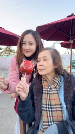 Yang Bao Bei Instagram - 祝大家冬至快乐,
如果你的家人还陪伴在你的身边,
请记得要好好珍惜他们❄️
我是个不孝的女儿,如今捡回第二条命,
就要好好珍惜陪伴在我身边不离不弃的家人。
谢谢你,妈妈。👩