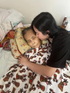 Yang Bao Bei Instagram - 从医院回到家刚满一个星期,妈妈却已经永远地离开了我们。
短短的半年内,从可以走路到不能走路,从可以坐着到只能躺着,打了无数的针,吃了无数的药,受尽了病痛的折磨。
唯一庆幸的是,我们有足够的时间陪您走完最后一程,终于没有病痛了,能把该说的话都说了,没有遗憾了,妈妈。
啊,但我还是好想念您煮的饭菜,好想念和您一起看的电影,好想念一起带着狗狗散步。
我会永远想您的,永远永远爱您。
再见了,妈妈。