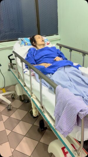 Yang Bao Bei Instagram - 很不幸地妈妈患上了癌症末期,这个消息真的令我崩溃。这半年忽然的脚痛发作,让我带着她跑了无数次不同的医院、医疗中心、中医,大医院的医生照了xray都说没事只是流失了角质,吃了很多的药和保健品和做了复建都没用,甚至渐渐无法走路。直到上个月中医才写了封信叫我带妈妈去照MRI,才发现癌细胞已经扩散到全身了。一看报告,就宣判了死期。 心里万般不舍难过,也很崩溃。以前还以为康复了之后还可以陪她到处走走玩玩吃吃喝喝,妈妈戒吃戒喝一辈子,从来不吃甜品,也不吃油腻食物,只为了能陪伴我多一些,最后的日子却是在无尽的疼痛中度过。真的难过。AMEN。 这阵子真的很内耗,我的工作也完全停摆了,我需要大量的工作去承担接下来的安宁治疗费用。希望厂商们多给机会,谢谢。