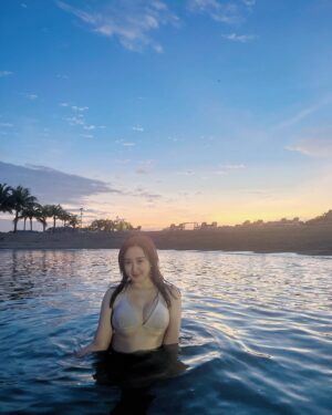 Yang Bao Bei Instagram - 🏖️ 👙 = ❤️