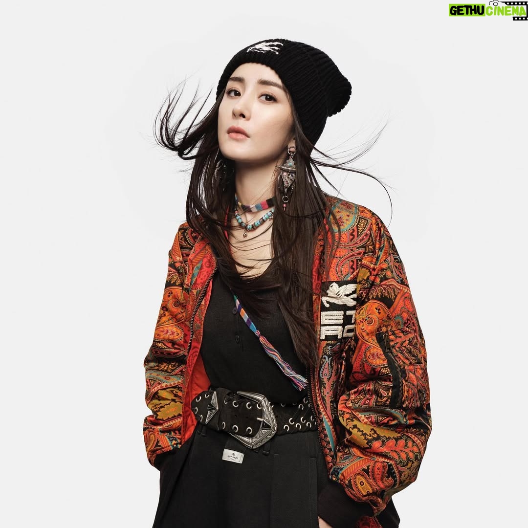 Yang Mi - 85.6K Likes - “I’m happy to become ETRO's global ambassador! Love ETRO FW21 collection! Looking forward to our great journey!"
很高兴成为ETRO 全球代言人，超爱ETRO 2021秋冬系列! 未来可期，一路同行！@ETRO