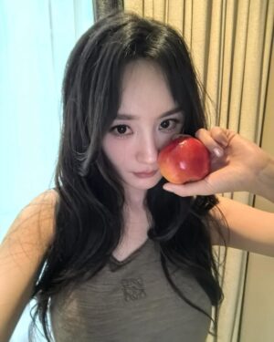 Yang Mi Instagram - 👋🗼@Loewe #loewefw25