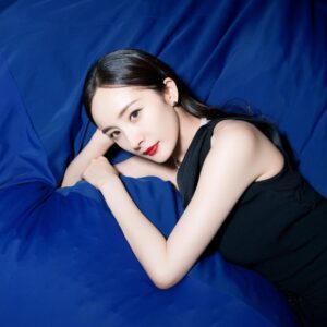 Yang Mi Instagram - 美好梦幻的夜晚♥️♥️♥️ #TheNightIsYours