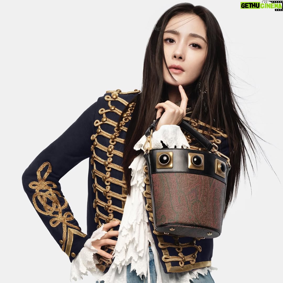 Yang Mi - 85.6K Likes - “I’m happy to become ETRO's global ambassador! Love ETRO FW21 collection! Looking forward to our great journey!"
很高兴成为ETRO 全球代言人，超爱ETRO 2021秋冬系列! 未来可期，一路同行！@ETRO