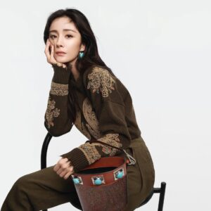 Yang Mi Instagram - “I’m happy to become ETRO's global ambassador! Love ETRO FW21 collection! Looking forward to our great journey!"
很高兴成为ETRO 全球代言人，超爱ETRO 2021秋冬系列! 未来可期，一路同行！@ETRO