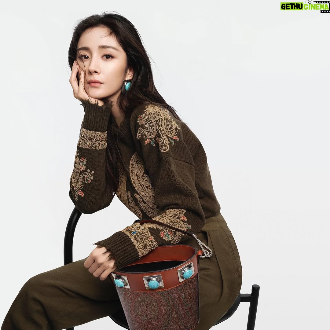 Yang Mi - 85.6K Likes - “I’m happy to become ETRO's global ambassador! Love ETRO FW21 collection! Looking forward to our great journey!"
很高兴成为ETRO 全球代言人，超爱ETRO 2021秋冬系列! 未来可期，一路同行！@ETRO
