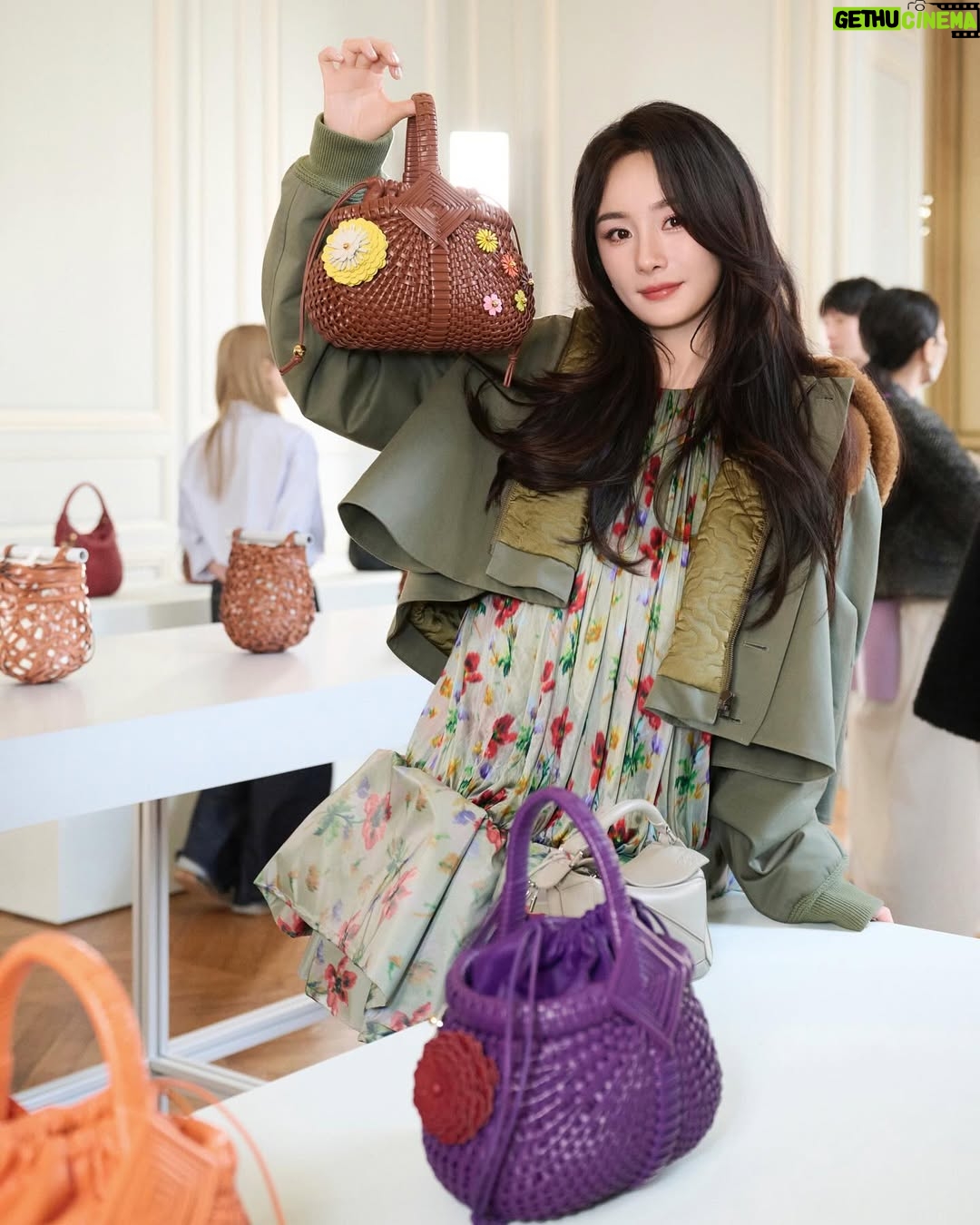 Yang Mi - 103.7K Likes - 👋🗼@Loewe #loewefw25