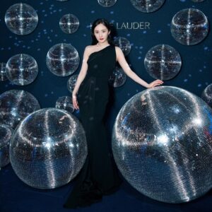 Yang Mi Instagram - 美好梦幻的夜晚♥️♥️♥️ #TheNightIsYours