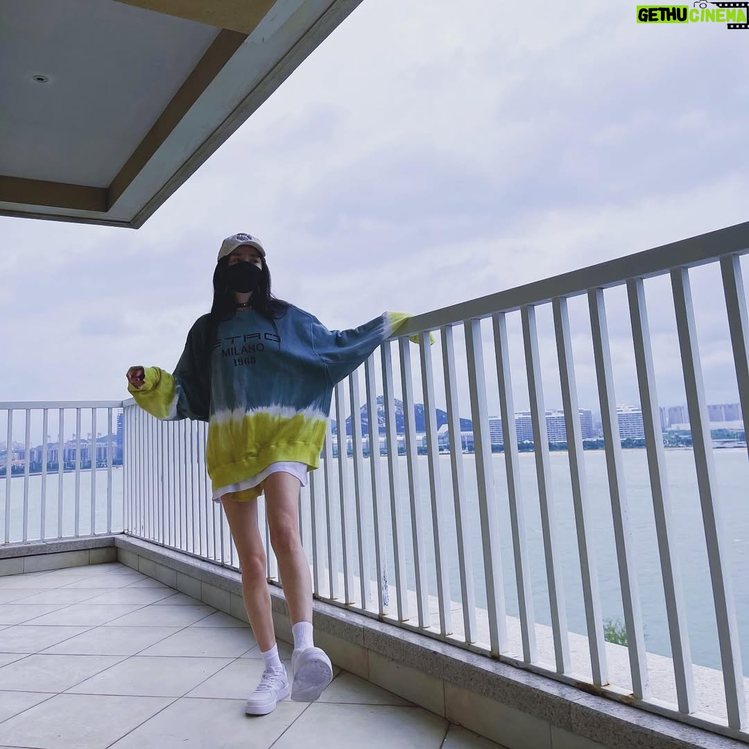 Yang Mi - 92.2K Likes - 来看我演唱会呀嘻嘻