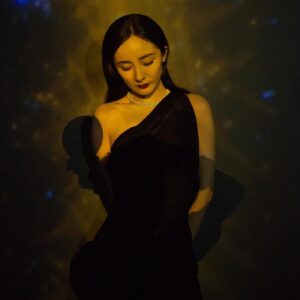 Yang Mi Instagram - 美好梦幻的夜晚♥️♥️♥️ #TheNightIsYours
