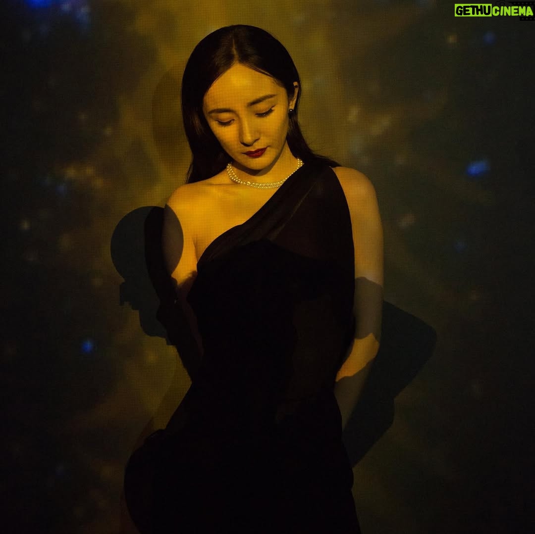 Yang Mi - 91.7K Likes - 美好梦幻的夜晚♥️♥️♥️ #TheNightIsYours