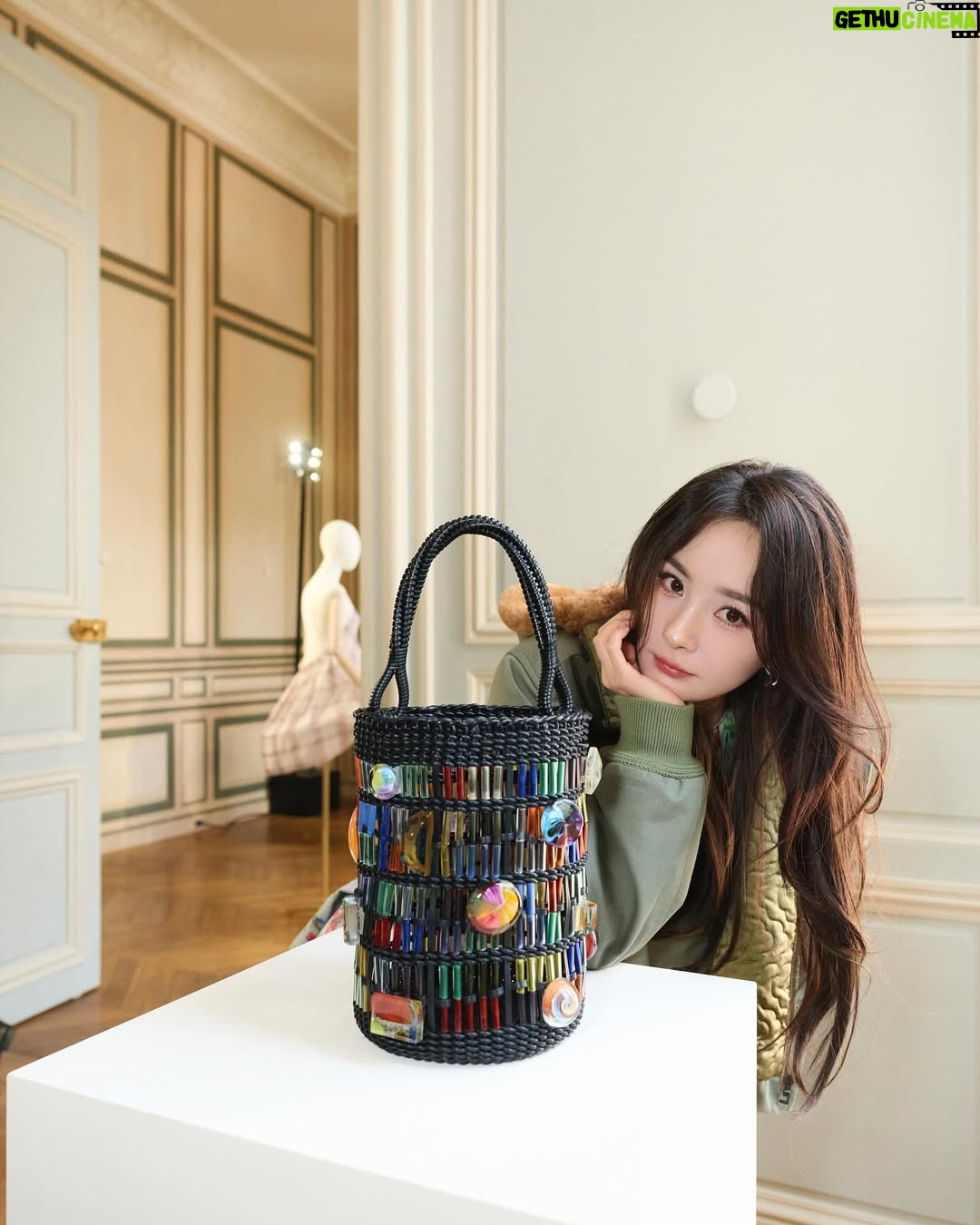 Yang Mi - 103.7K Likes - 👋🗼@Loewe #loewefw25