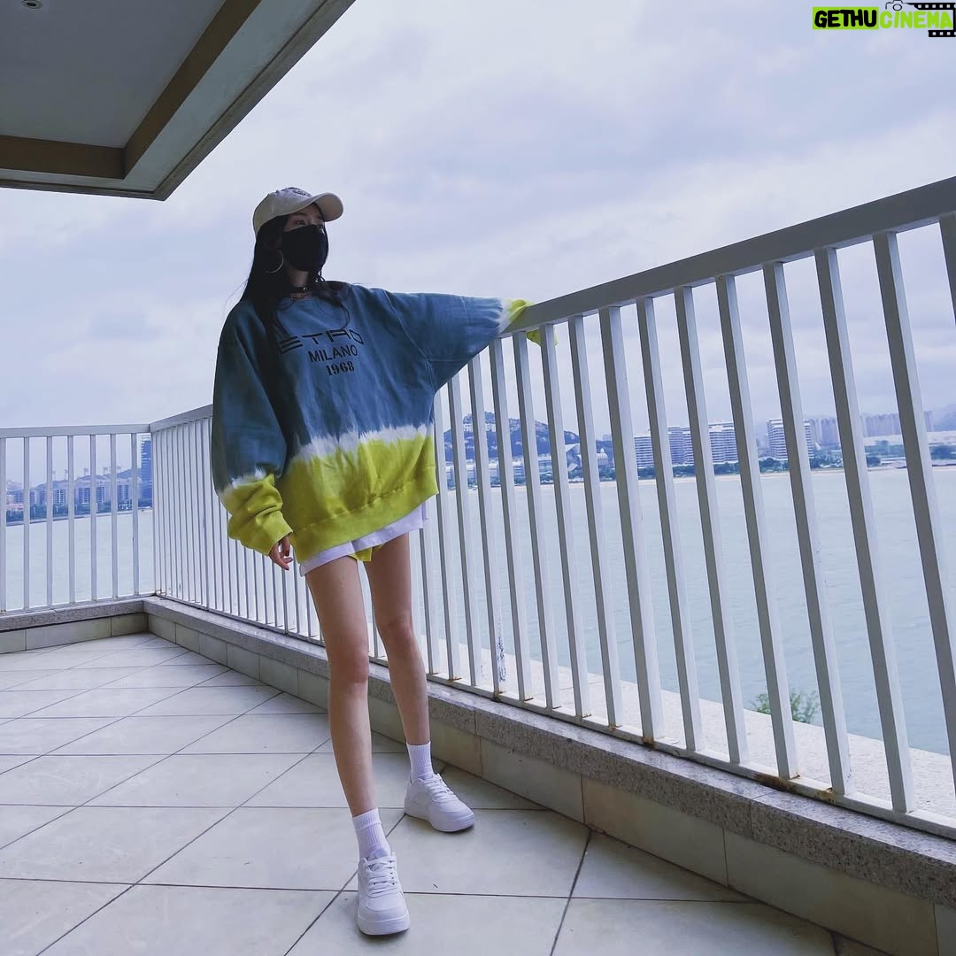 Yang Mi - 92.2K Likes - 来看我演唱会呀嘻嘻