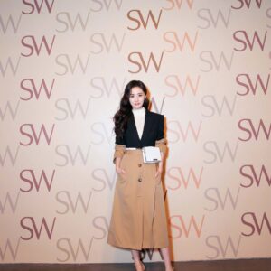 Yang Mi Instagram - 和 @stuartweitzman 的开心旅程～ #SWWALK #SWWomen