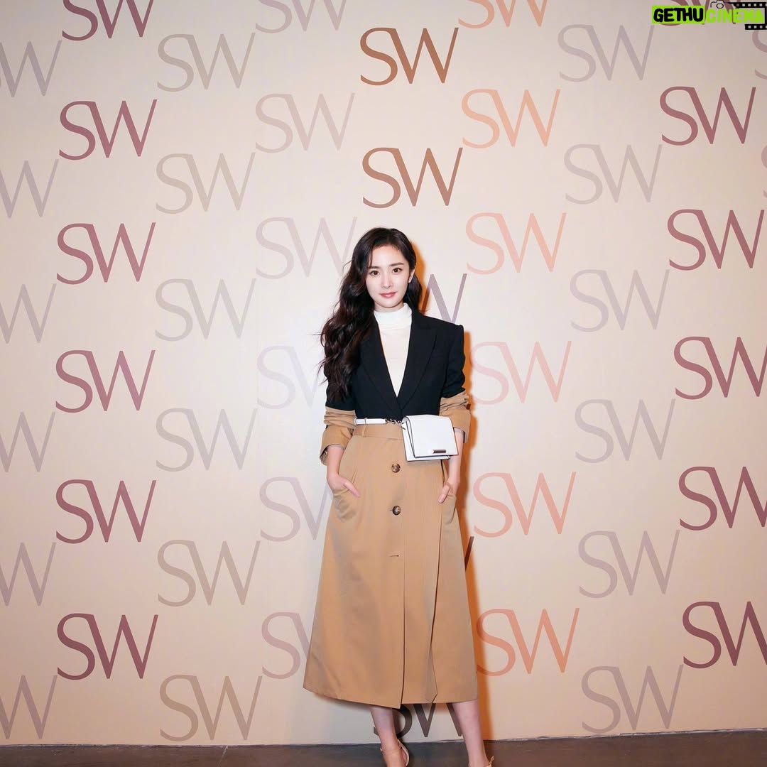 Yang Mi - 86.8K Likes - 和 @stuartweitzman 的开心旅程～ #SWWALK #SWWomen