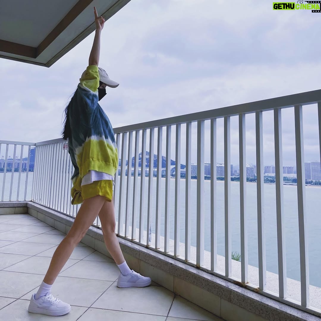 Yang Mi - 92.2K Likes - 来看我演唱会呀嘻嘻