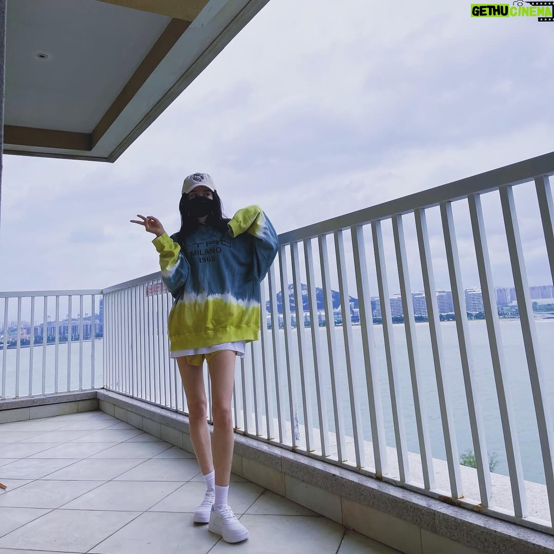 Yang Mi - 92.2K Likes - 来看我演唱会呀嘻嘻