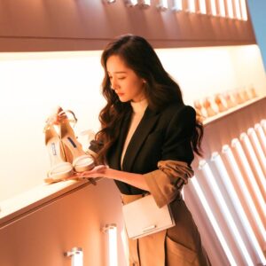 Yang Mi Instagram - 和 @stuartweitzman 的开心旅程～ #SWWALK #SWWomen