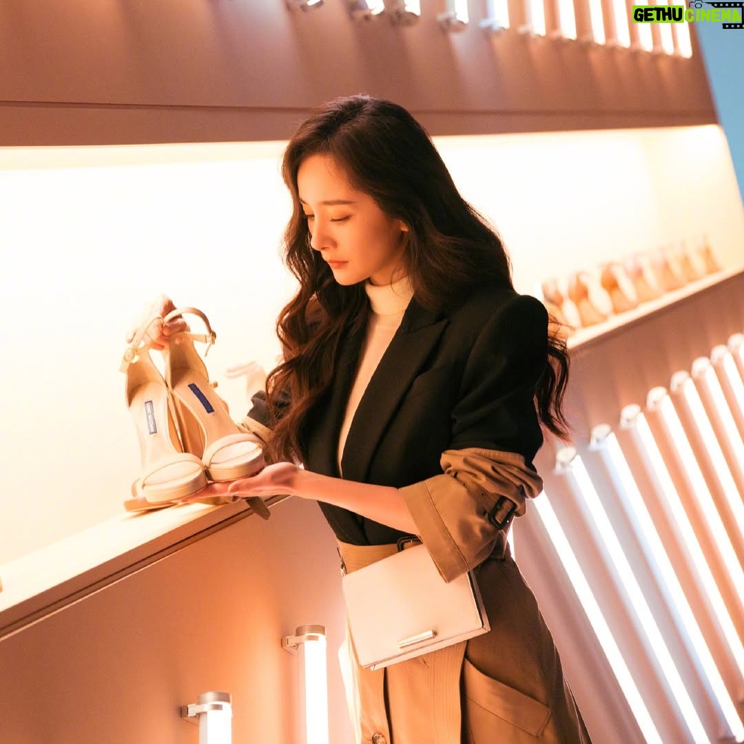 Yang Mi - 86.8K Likes - 和 @stuartweitzman 的开心旅程～ #SWWALK #SWWomen