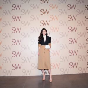 Yang Mi Instagram - 和 @stuartweitzman 的开心旅程～ #SWWALK #SWWomen