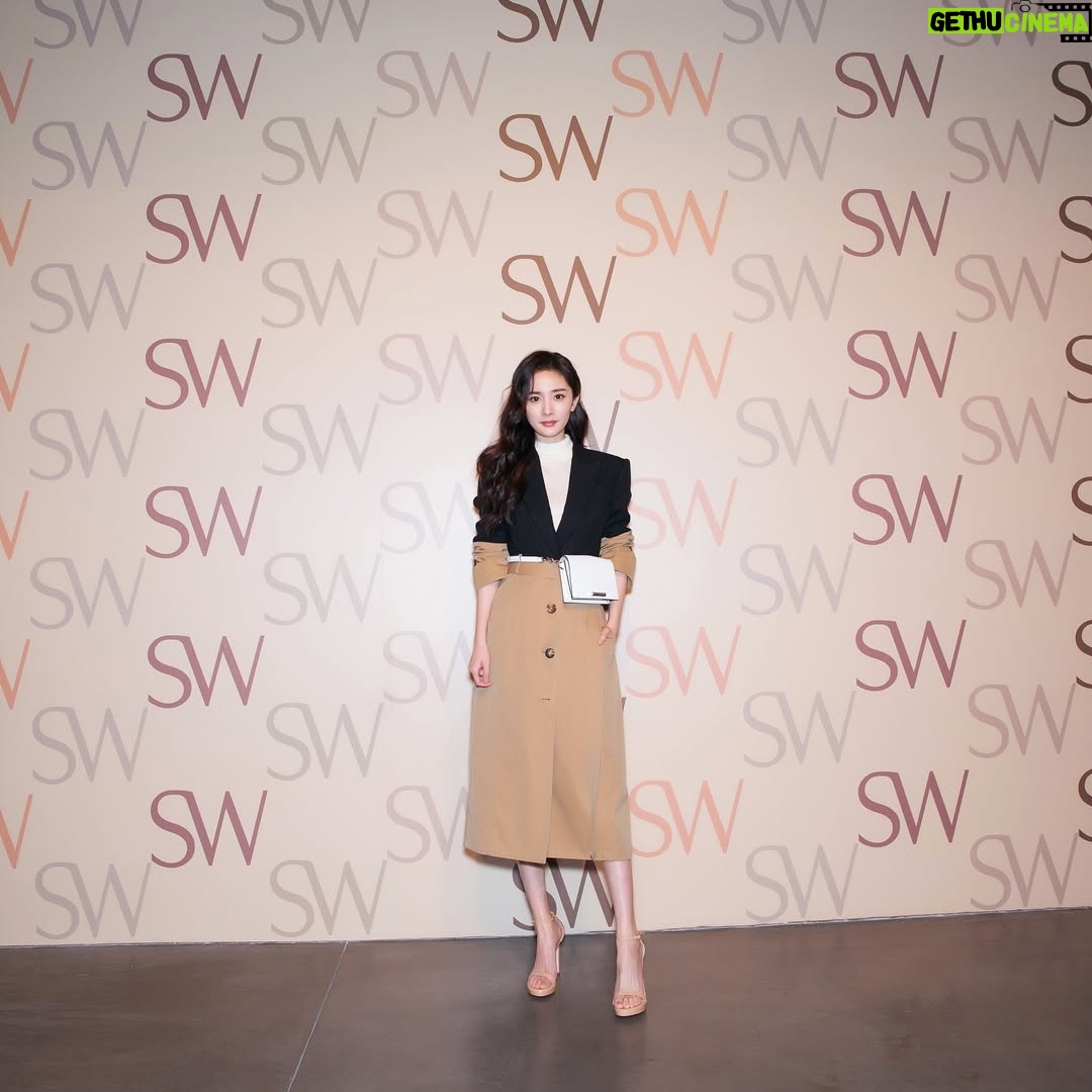 Yang Mi - 86.8K Likes - 和 @stuartweitzman 的开心旅程～ #SWWALK #SWWomen