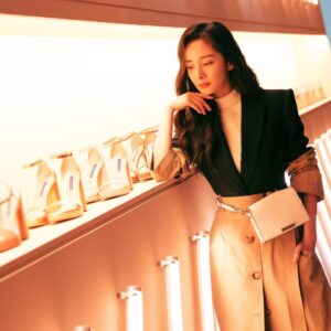 Yang Mi Instagram - 和 @stuartweitzman 的开心旅程～ #SWWALK #SWWomen